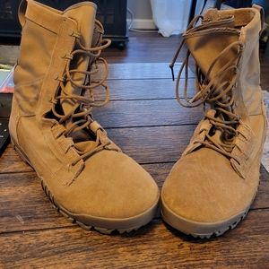 Nike coyote brown boots